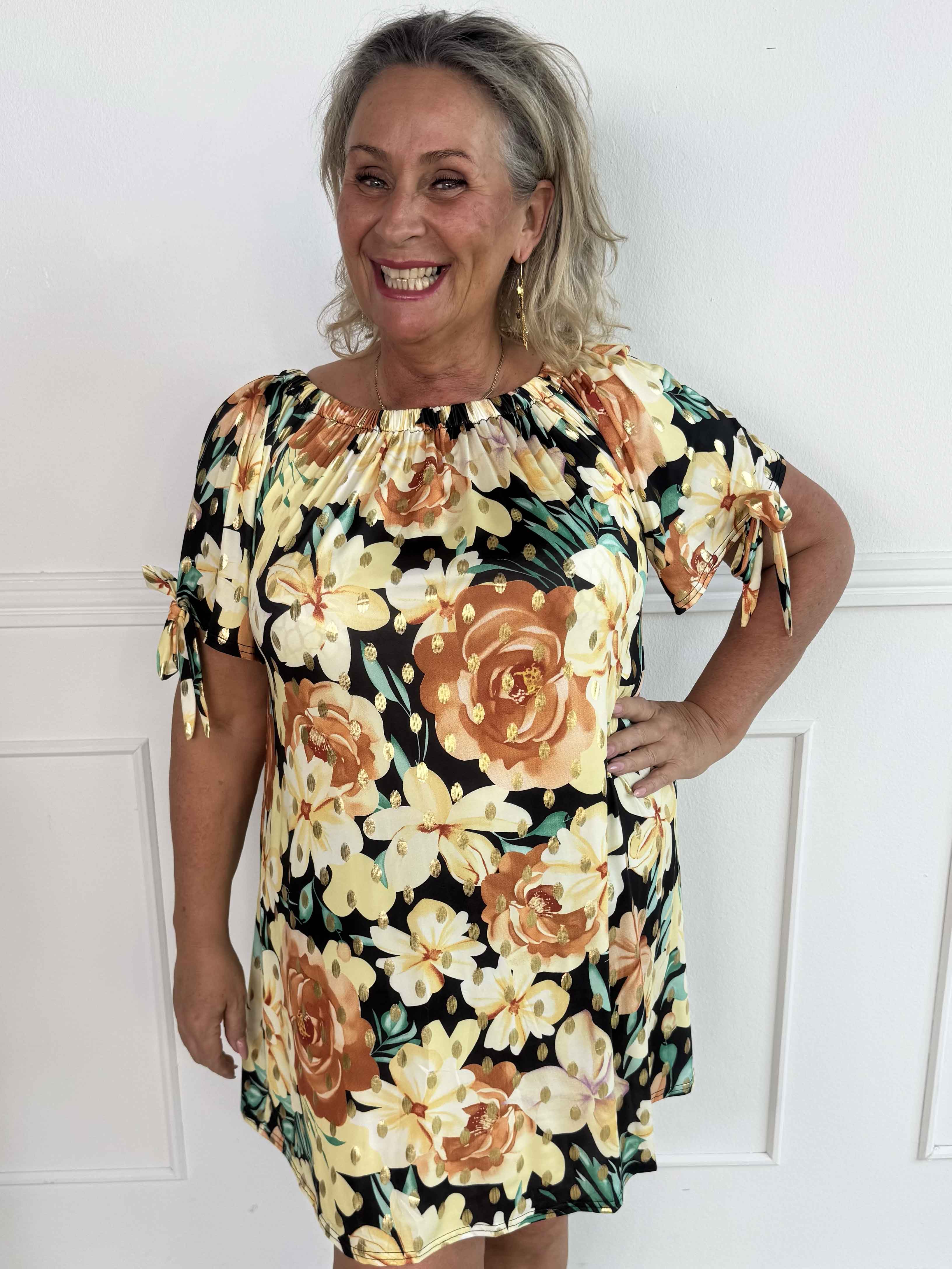 Sofia - Sød blomstret plus size kjole med elastikkant i udskæringen